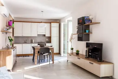 2-Bed Apt with Stunning Lake Como Views & Terrace