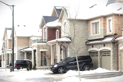 Image de Stunning luxury Furnished 2Bedroom and 2Washroom private Basement Apartment