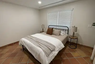 Image de 10 minutes to Joshua Tree! Family sized home with large fenced in backyard.
