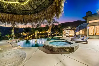 Image de Action-Packed Sports, Heated Pool & Chill-Out Hideaway!