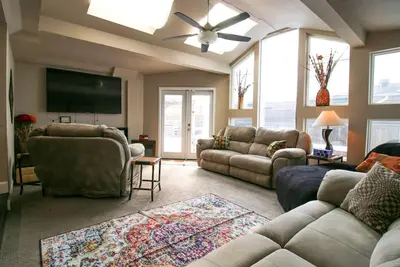 Image de Incredible 3800 sf Home - Sleeps 16!
