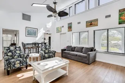 Image de Gorgeous Near Beach Pool Home in West Rocks
