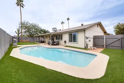 Private Pool & Yard: Family Retreat in Tempe