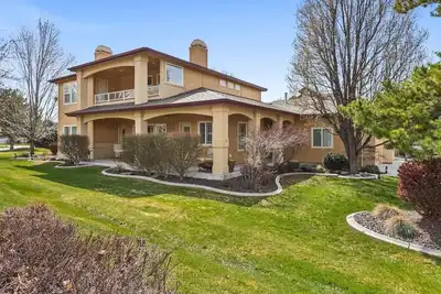 Image de Scenic Serenity in Immaculate Custom Home with Breathtaking Mountain Views | Community Pool & Gym!