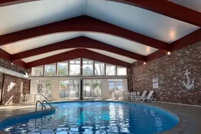 Image de Cape Cod Adventure Base: 2 Comfy Units w\/ Pool & Bbq Area