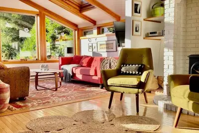 Image de Mid-Mod Cozy Cabin In Snug Cove