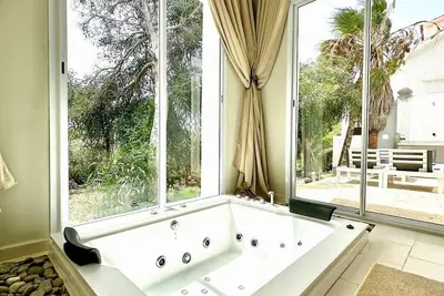Image de Lamina | Peaceful Rustic Retreat with Cold Jacuzzi