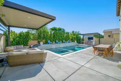 Image de Cloud Nine - Designer style home with an intimate backyard setting