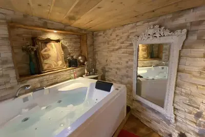 Image de Une chambre inoubliable type chalet avec grande balnéothérapie