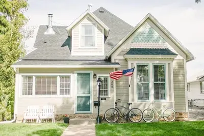 Image de Spacious downtown Victorian ~ near Cmu, Lunch Loop trails, Monument, walk to Main Street
