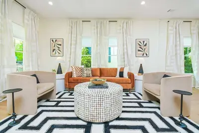 Image de This house is a 4 bedroom(s), 6 bathrooms, located in Atlanta, Ga.