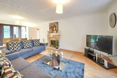 Image de Spacious 6 bedroom 5 bathroom home with parking\n\n