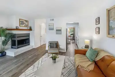 Image de Hot Tub, Putting Green in the Heart of Mt. Pleasant 2-Stories