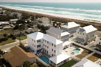 Image de New Luxury beach mansion! Sleep 37 Pool & Golf ⛳️🏝️☀️ 21+ to book!