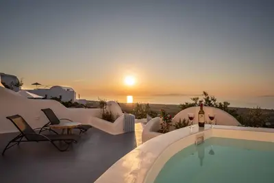 Image de Luxury Cave Suite | Jetted Tub | Sea & Sunset View