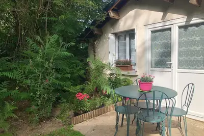 Image de petite maison studio avec jardin privé clôturé