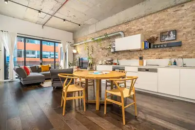 New to Vrbo: Cosy Apt 7 Min Drive Away from Canberra Hospital