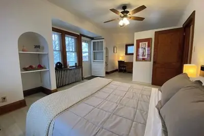 Image de Perfectly Convenient Mke Location 2 Br Upper!