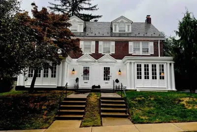 Image de Classic 1920s West End Duplex\n