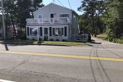 Image de Family friendly place one block away from the beach!