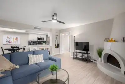 Image de Pickleball, 3 pools & hot tubs, gated community, free parking, New listing.