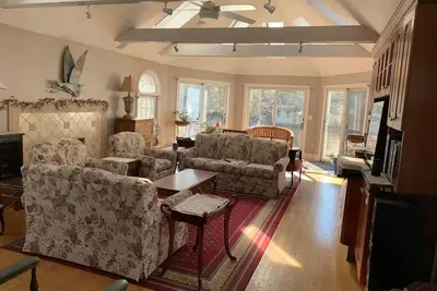 Image de 4 Bedrooms, 7 Beds, 3 Baths