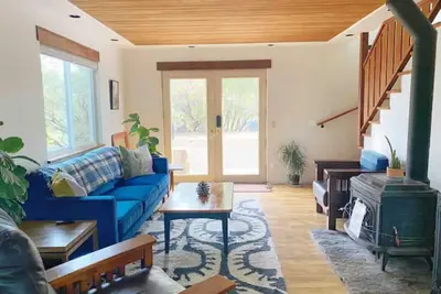 Image de Cozy Woodworker's Cabin, 26 miles to Yosemite!