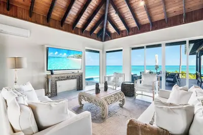 Image de Inspiration Point, Newly Renovated, Heated Pool and Year-Round Sandy Beach
