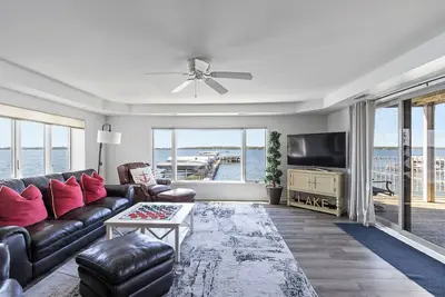 Image de Spacious North Shore 2 bedroom Lake Condo with a Dock!