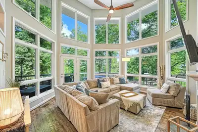 Image de Pigeon Cove Hideaway: Gorgeous Lakefront Retreat