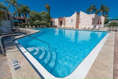 Image de Gone Coastal: Runaway Bay- Within Steps of the Beach, Bay and Lg Heated Pool!
