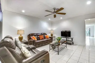 Image de 15 Mi to Beach: Modern Coral Springs Home