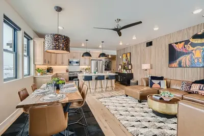 Image de New! Gorgeous Helling Circle Secret w/ Ac! Close to Skiing and Lake!