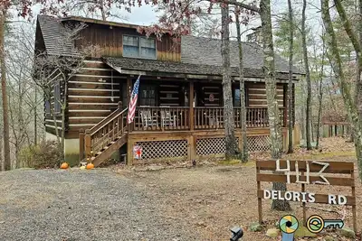 Image de Hill Country Cabin - classy log cabin living!