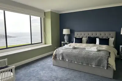 Image de Breathtaking views, walking distance to the beach!