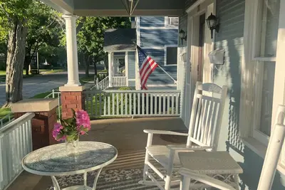 Image de Downtown Home Steps to Silver Beach