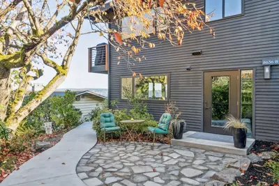 Image de 2-bedroom vacation oasis - serene location, spectacular views, minutes to U/W.