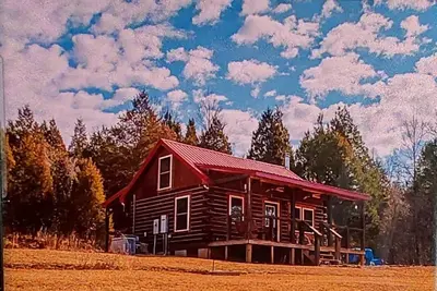 Image de Cozy 2-bedroom country side cabin. Minutes from Patoka Lake. Pet friendly.