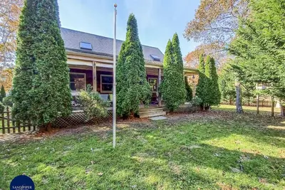 Image de Centrally located home in private neighborhood of Oak Bluffs.