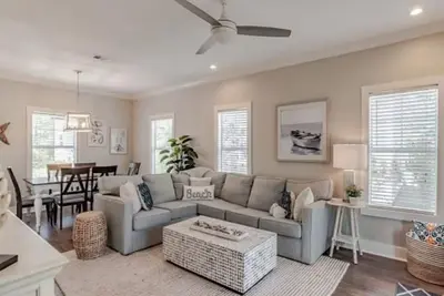 Image de 3-bedroom home in Pensacola, minutes from the beach with all of the amenities! ! !