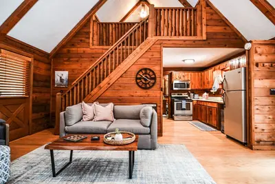 Image de Now W/ Central A/C! 1 Br+Loft 1 Ba-Hot Tub, Fire pit, grill +mins to Blue Ridge!