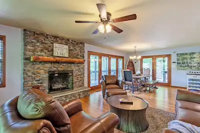 Image de Family-Friendly Lakefront Retreat – Private Dock, Hot Tub & Endless Fun!