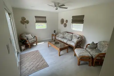 Image de Relax in  style! 3 Br ranch near downtown! Fenced yard! Pets welcome