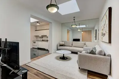 Image de 5 minutes to the Lafontaine Park! \nWelcome to Chateau Sherbrooke's SkyView Condo.