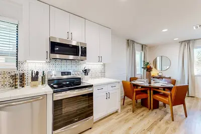 Image de 4-unit condo cluster with private outdoor area, 4 kitchens, & 4 W\/D