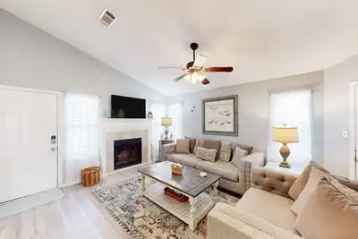 Image de Charming coastal retreat near beaches with patio & enclosed yard - dog-friendly