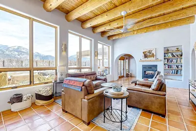Image de Dog-friendly villa & studio with mountain view, hot tub, roof deck, & Ev charger