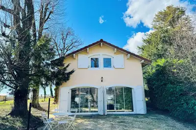 Image de Maison au calme dans un parc privé avec tennis