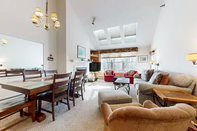 Image de Ski-in/out condo with fireplace & on-site pool/hot tub/tennis