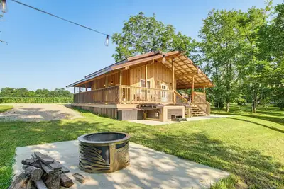 Image de 'Friends & Family' Rental Cabin w/ Hot Tub!